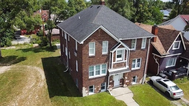 view of front of house featuring a front lawn