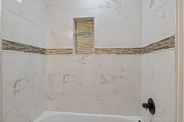 bathroom with tiled shower / bath