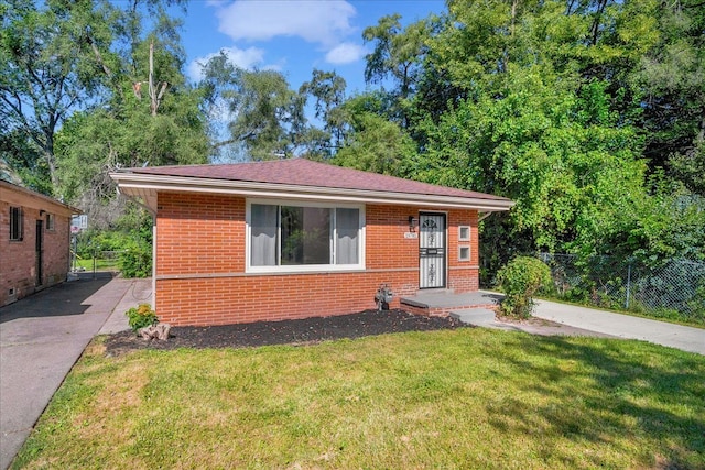 view of front of house with a front lawn