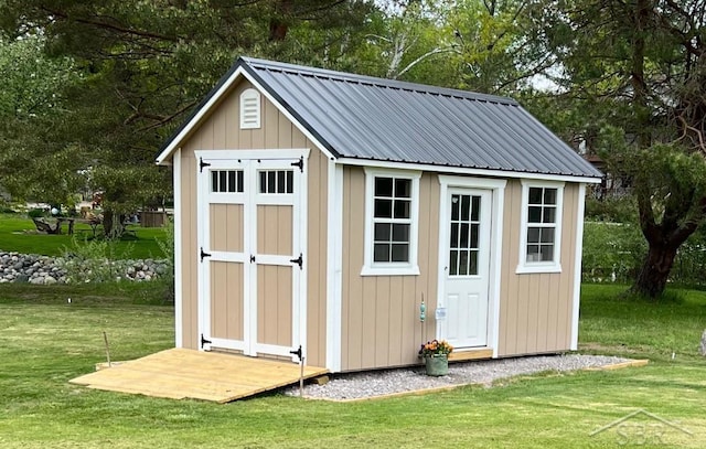 view of outdoor structure featuring a yard