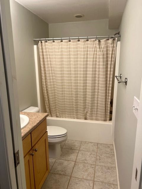 full bathroom with shower / bath combo with shower curtain, vanity, and toilet