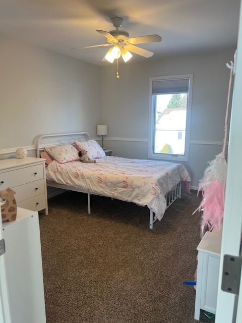 carpeted bedroom featuring ceiling fan