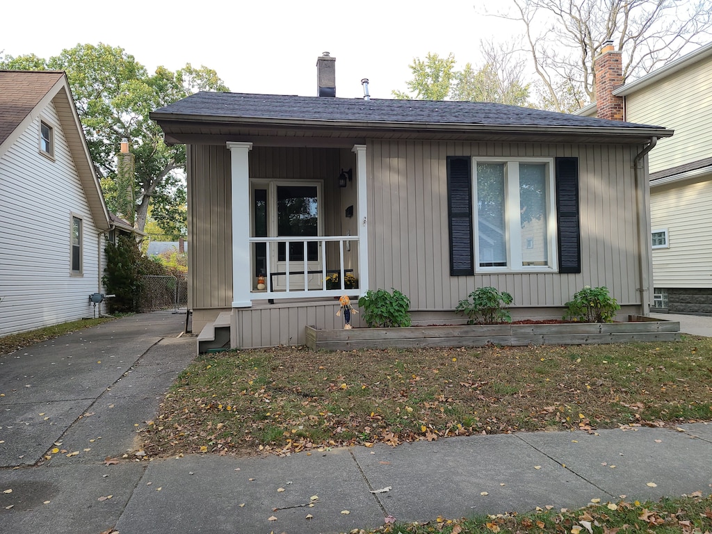 view of front facade featuring covered porch