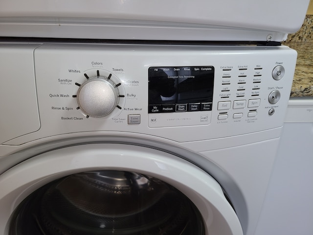 laundry area with washer / clothes dryer