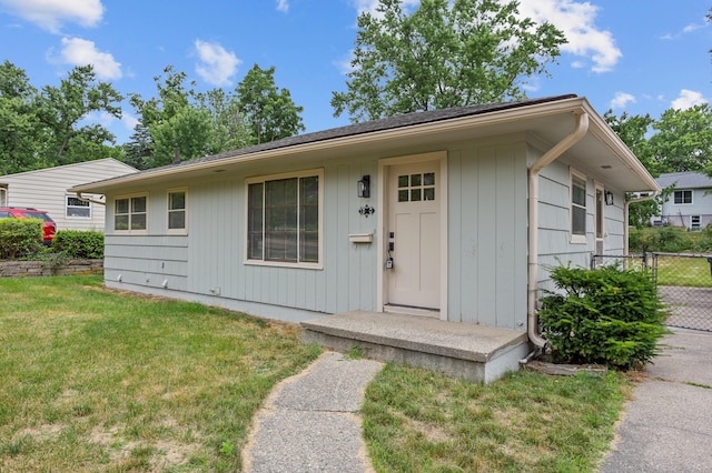 view of front of property with a front yard