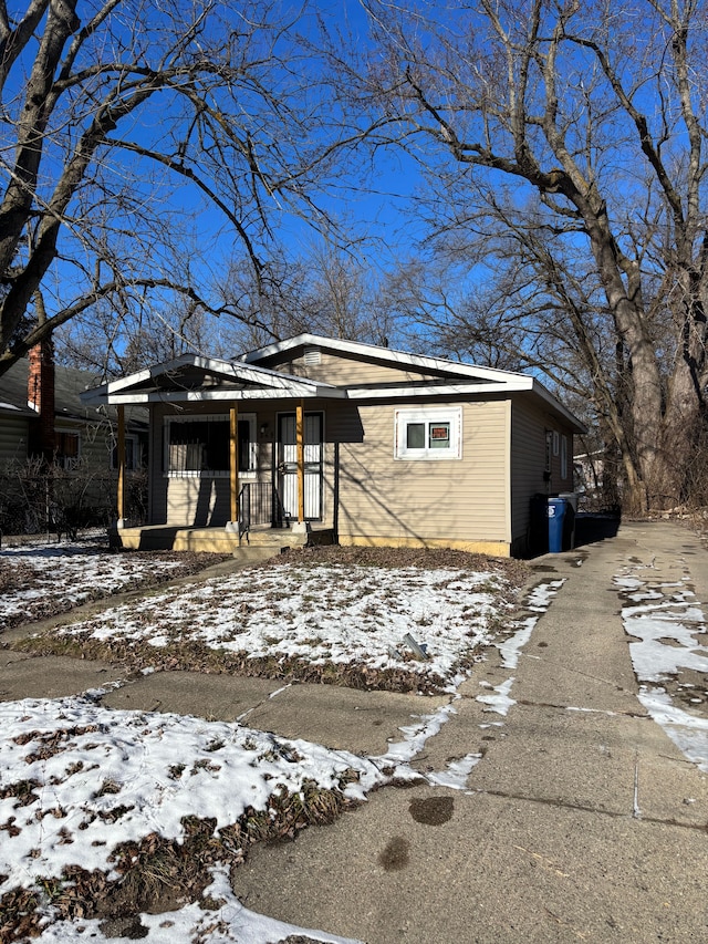 view of front of property featuring covered porch