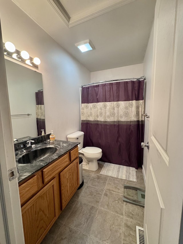 bathroom featuring a shower with curtain, vanity, and toilet