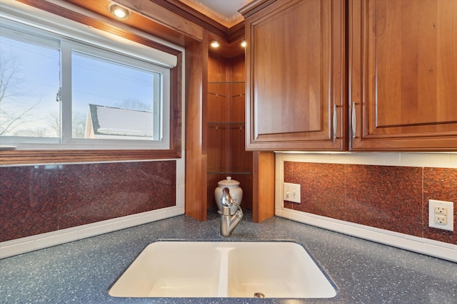 interior details featuring decorative backsplash and sink