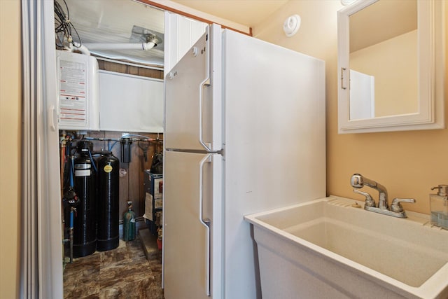 bathroom featuring sink