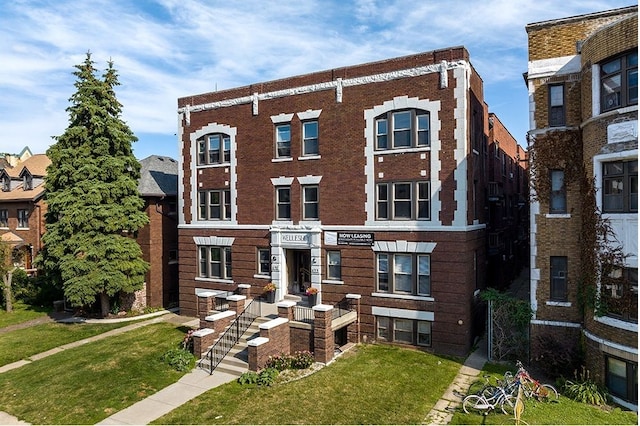 view of front of house with a front yard