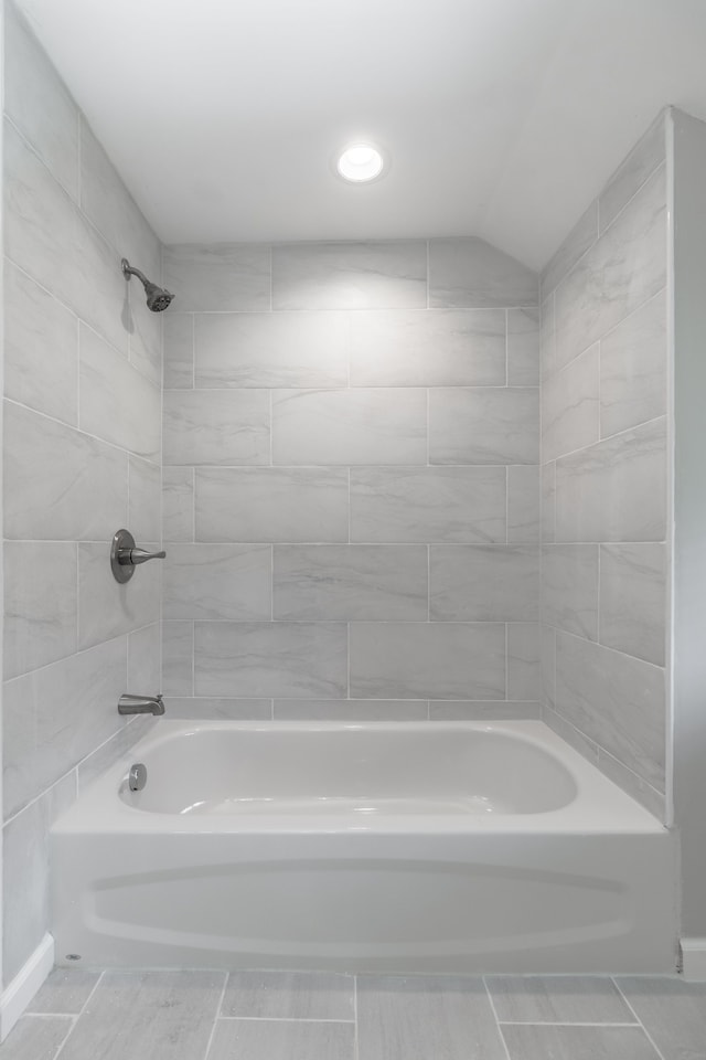 bathroom featuring tiled shower / bath combo