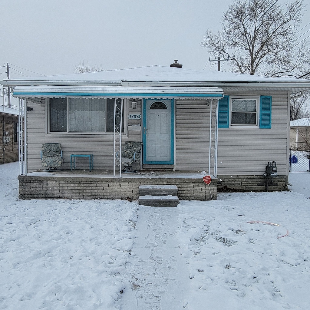 manufactured / mobile home with covered porch