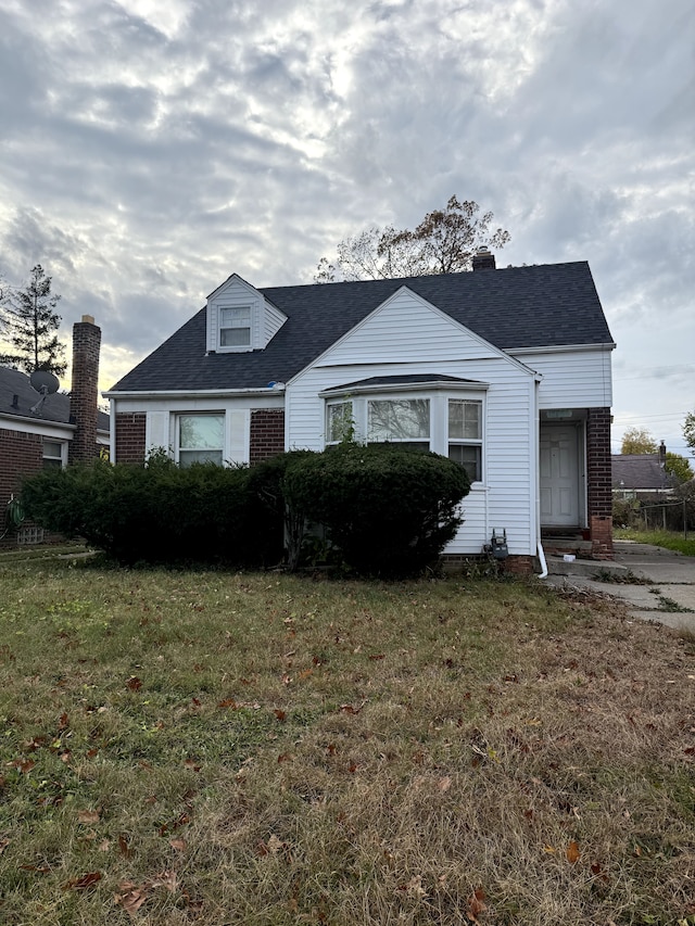 view of front of home featuring a front yard