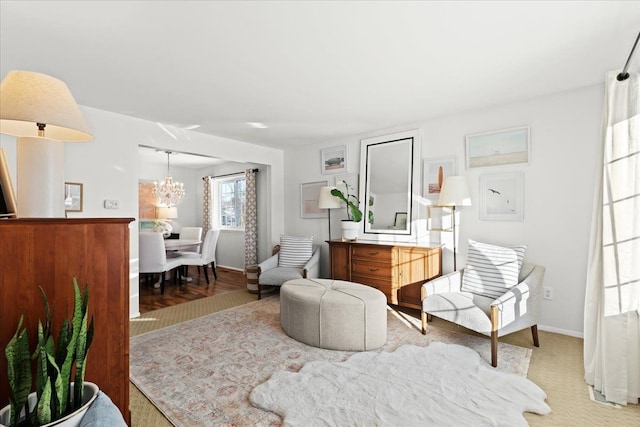 living area with a notable chandelier and carpet