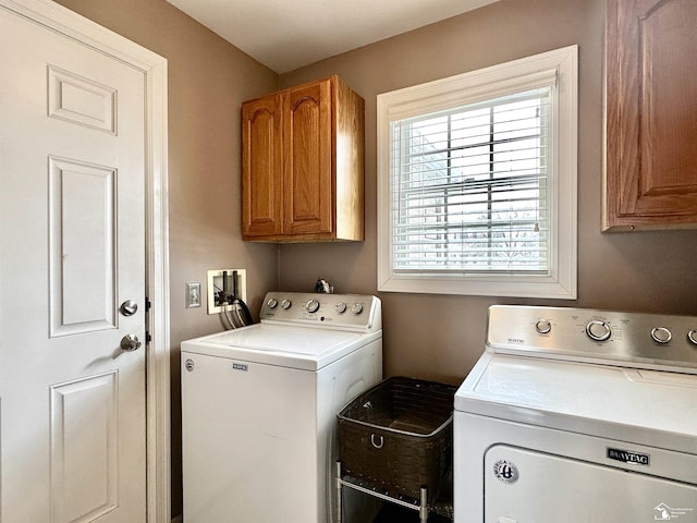 washroom featuring cabinets and washing machine and dryer