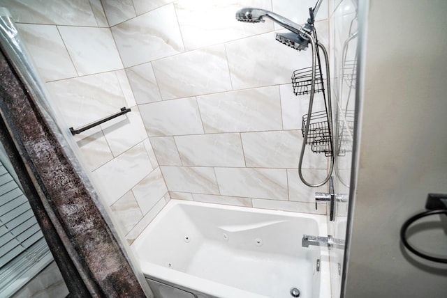 bathroom with tiled shower / bath