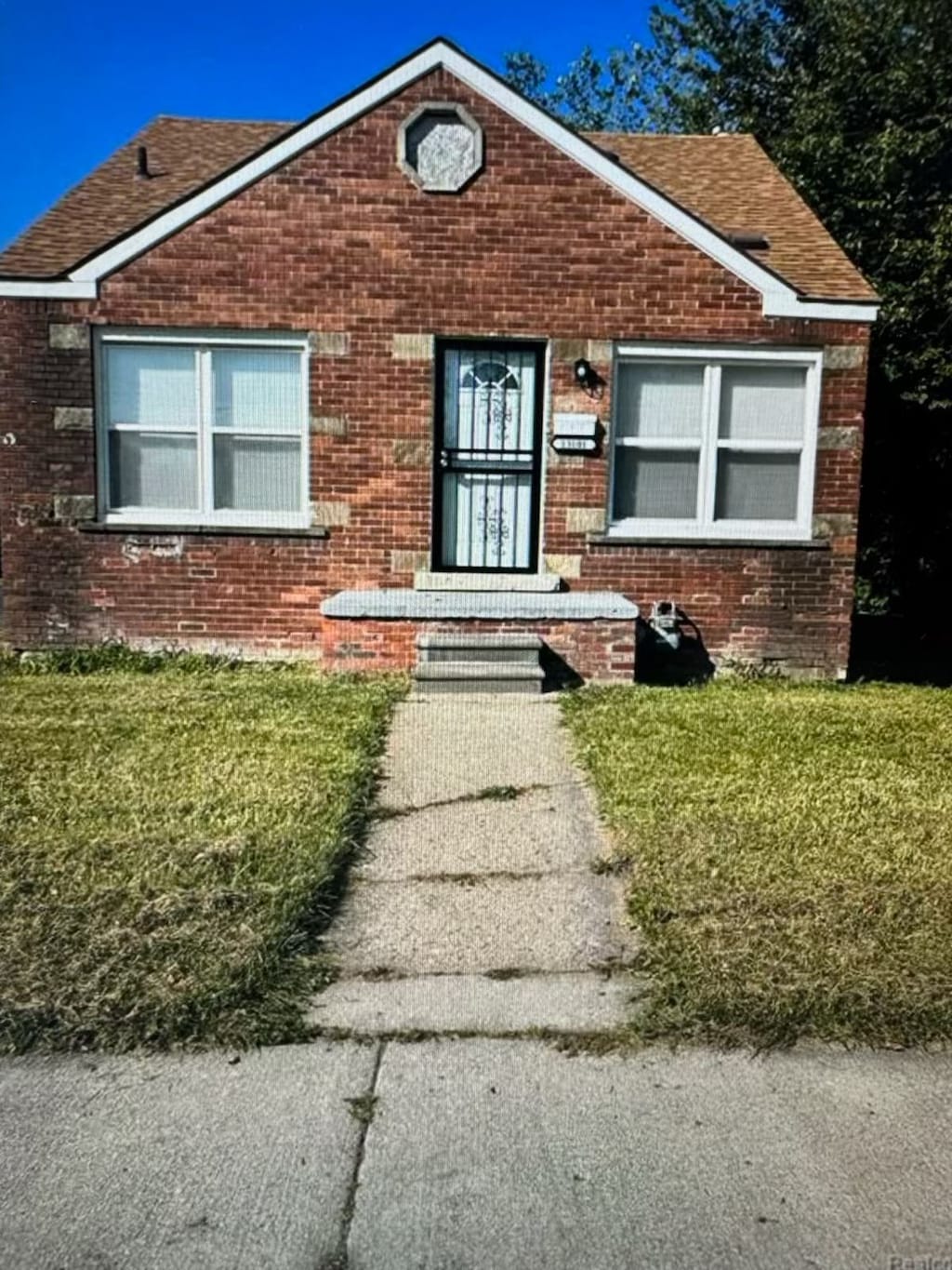 view of front facade with a front lawn