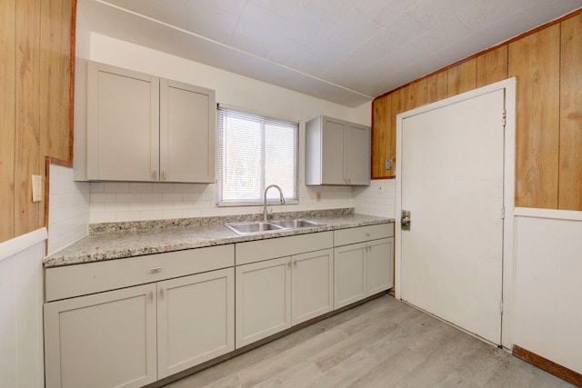 kitchen featuring sink, backsplash, and gray cabinets