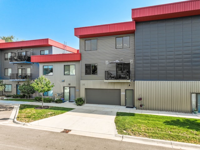 view of front of house with concrete driveway and an attached garage