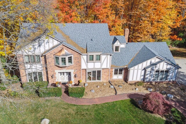 view of front facade with a front yard