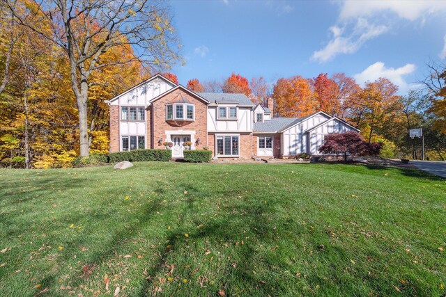 view of front of home featuring a front yard