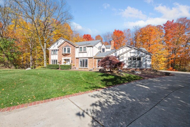 view of front of property featuring a front lawn