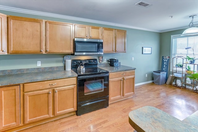 kitchen with crown molding, light wood-type flooring, decorative light fixtures, and black electric range