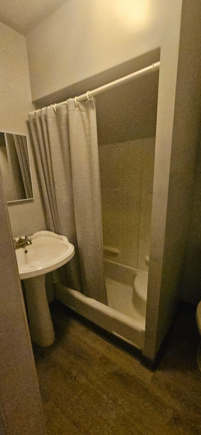 full bathroom featuring shower / bathtub combination with curtain, sink, and toilet