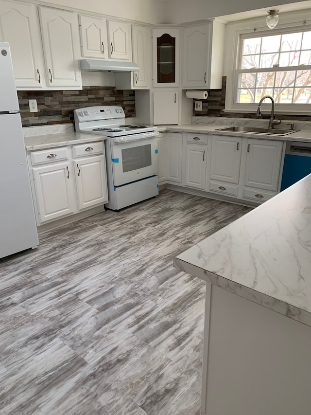 21918 Knudsen Dr, Grosse Ile, MI 48138 - kitchen with white appliances, a sink, backsplash, white cabinetry, and under cabinet range hood