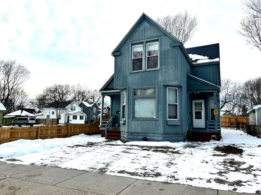 view of front of property