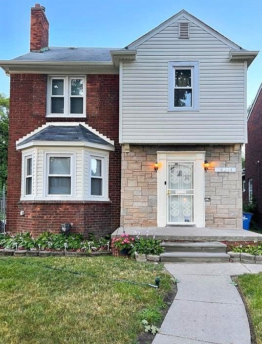 view of front of house featuring a front yard