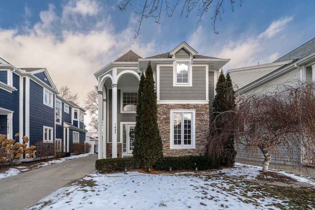 view of front property