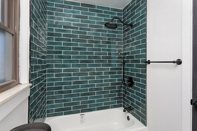 bathroom with tiled shower / bath combo