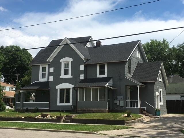 view of front of house with a front lawn