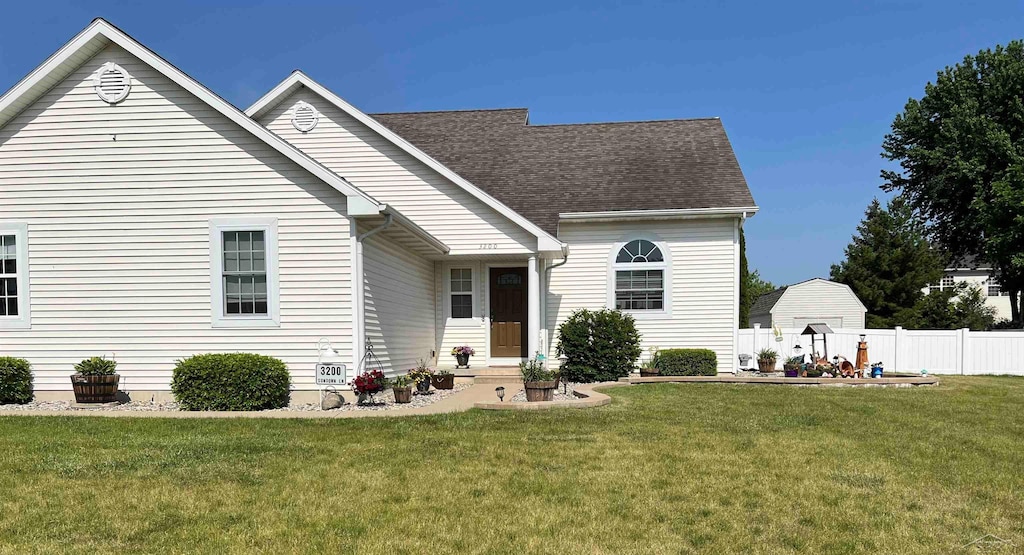 view of front of home featuring a front yard