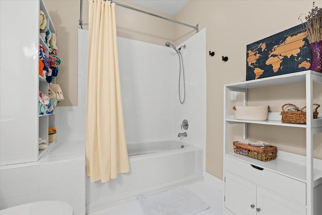 bathroom featuring shower / bath combo with shower curtain