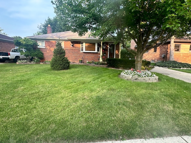 ranch-style house featuring a front yard