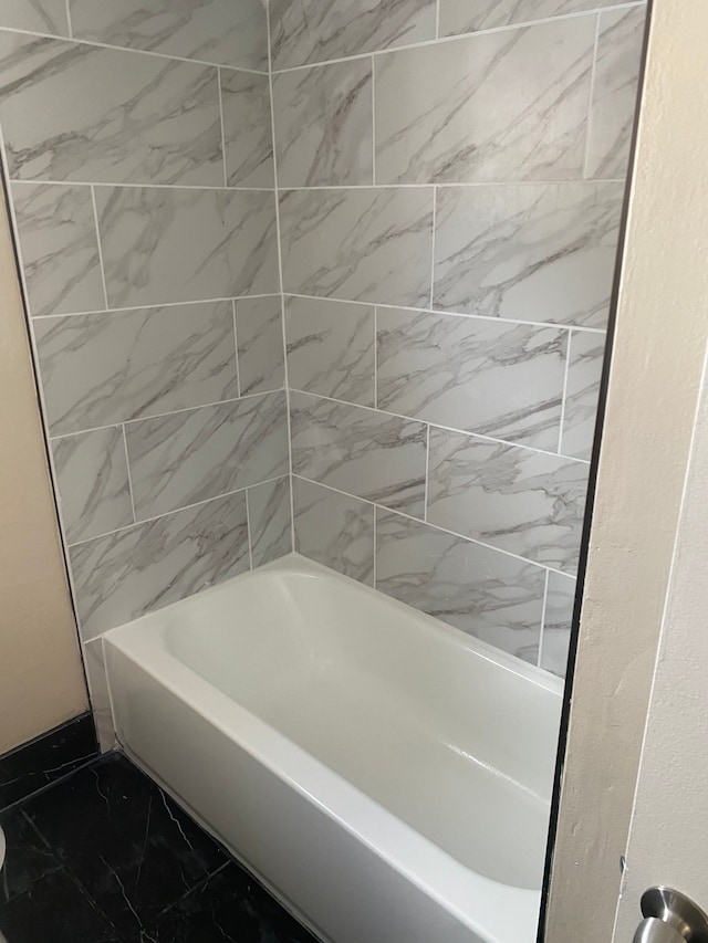 bathroom with tiled shower / bath combo