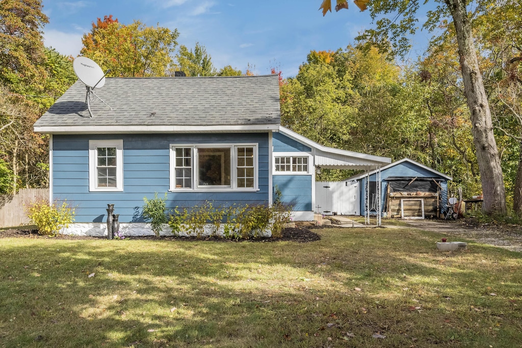 view of front of home with a front lawn