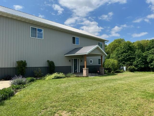 back of house featuring a yard