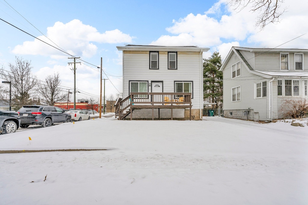 view of front of property featuring a wooden deck