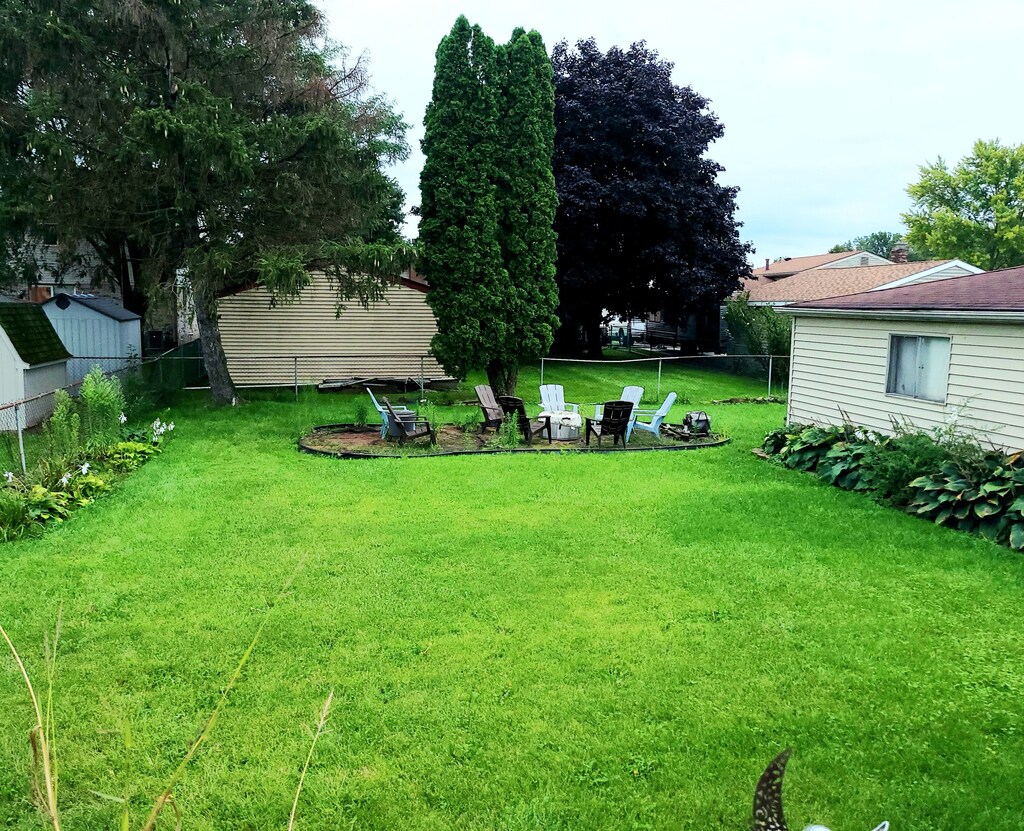 view of yard featuring an outdoor fire pit