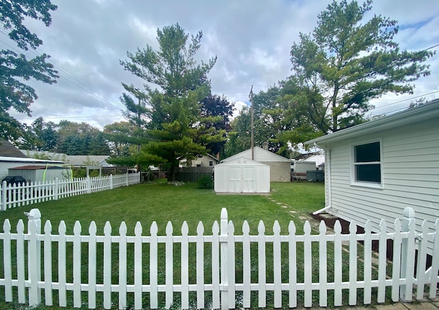 view of yard featuring a storage shed