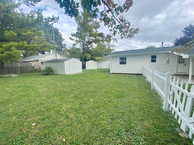 view of yard featuring a shed