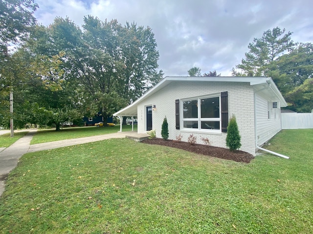 view of front facade featuring a front lawn