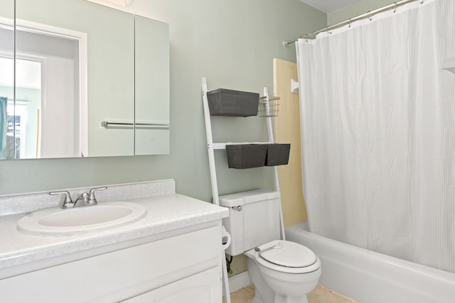 full bathroom with toilet, vanity, and shower / bath combo