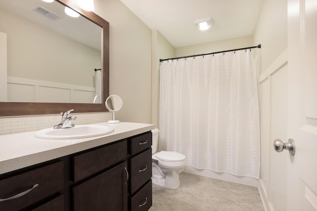 full bathroom featuring toilet, vanity, decorative backsplash, and shower / bathtub combination with curtain