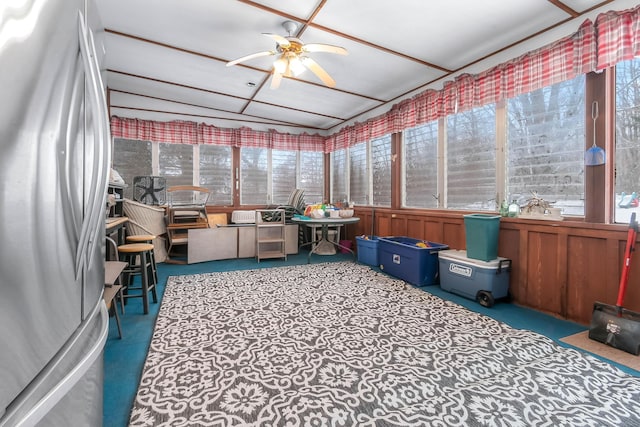 sunroom with ceiling fan