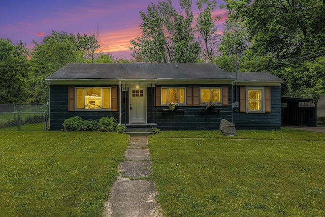 view of front of property featuring a yard