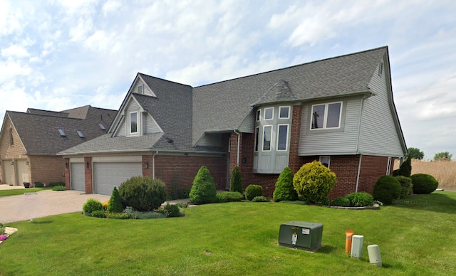 view of front facade featuring a garage and a front yard